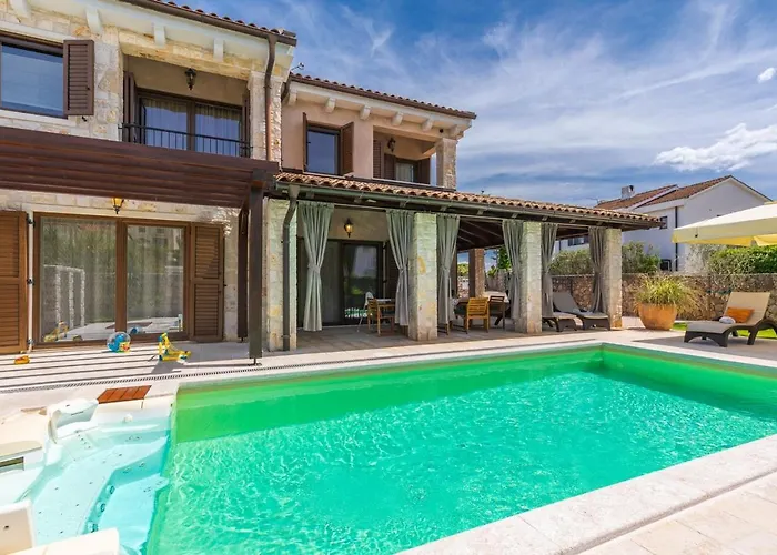 Fina Villa